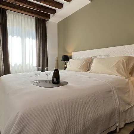 Апартаменты Stella Bis, 500m From Rialto's Bridge *